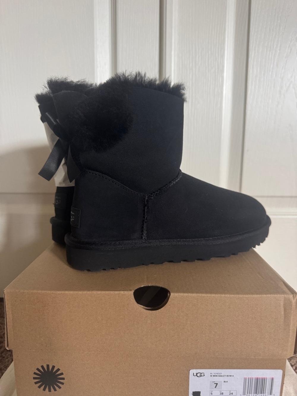 NWT. UGG Womens Black Mini Bailey Bow II Boot Size 7
